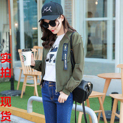 Πολύ μοντέρνο  γυναικέιο μπουφάν με φερμουάρ σε λευκό, μαύρο και πράσινο χρώμα