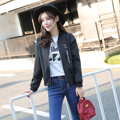 Πολύ μοντέρνο  γυναικέιο μπουφάν με φερμουάρ σε λευκό, μαύρο και πράσινο χρώμα