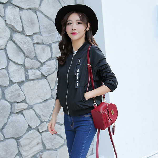 Πολύ μοντέρνο  γυναικέιο μπουφάν με φερμουάρ σε λευκό, μαύρο και πράσινο χρώμα