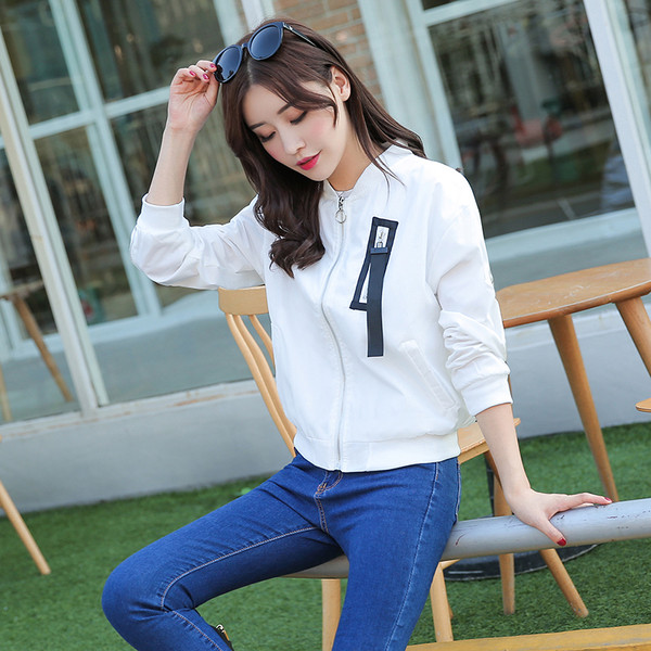 Πολύ μοντέρνο  γυναικέιο μπουφάν με φερμουάρ σε λευκό, μαύρο και πράσινο χρώμα