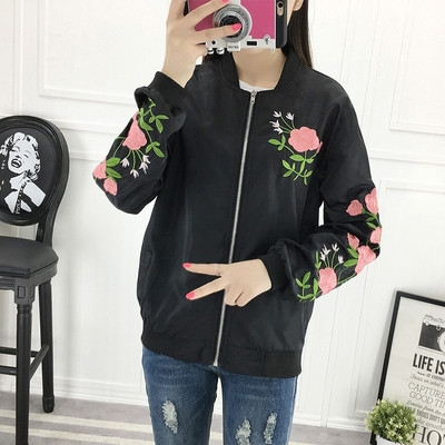 Απαλό  γυναικείο μπουφάν  με κεντήματα σε λευκό και μαύρο χρώμα