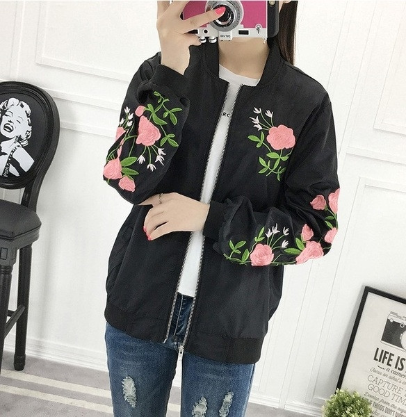 Απαλό  γυναικείο μπουφάν  με κεντήματα σε λευκό και μαύρο χρώμα