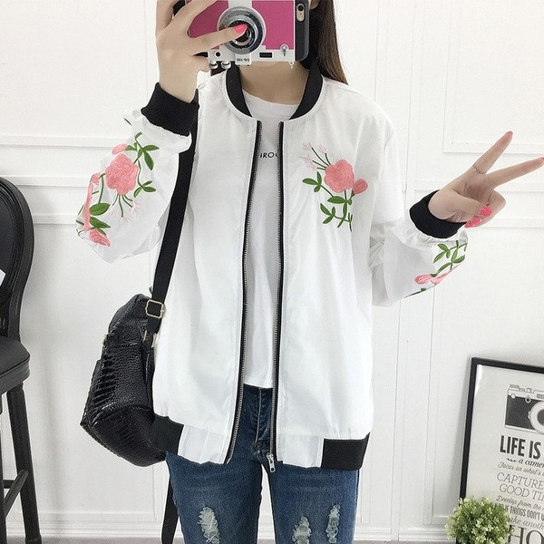 Απαλό  γυναικείο μπουφάν  με κεντήματα σε λευκό και μαύρο χρώμα