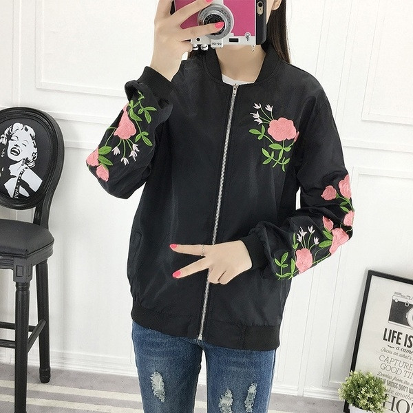 Απαλό  γυναικείο μπουφάν  με κεντήματα σε λευκό και μαύρο χρώμα