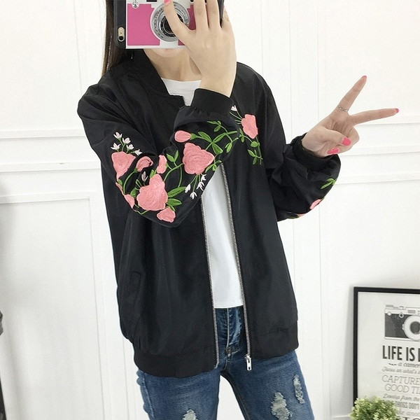 Απαλό  γυναικείο μπουφάν  με κεντήματα σε λευκό και μαύρο χρώμα