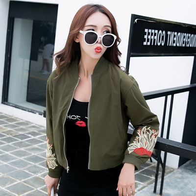 Κομψό κοντό μπουφάν με κεντήματα σε πράσινο χρώμα