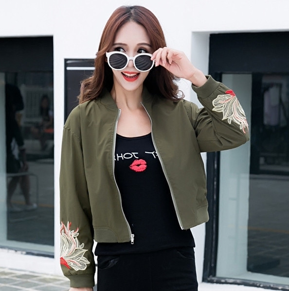 Κομψό κοντό μπουφάν με κεντήματα σε πράσινο χρώμα