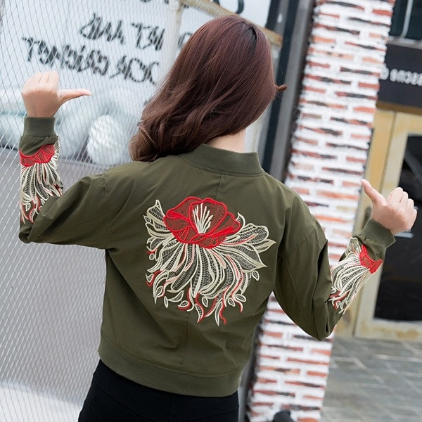 Κομψό κοντό μπουφάν με κεντήματα σε πράσινο χρώμα