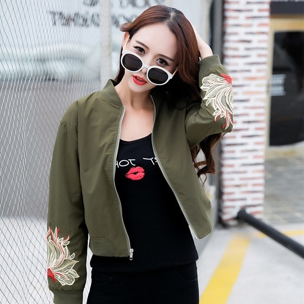 Κομψό κοντό μπουφάν με κεντήματα σε πράσινο χρώμα