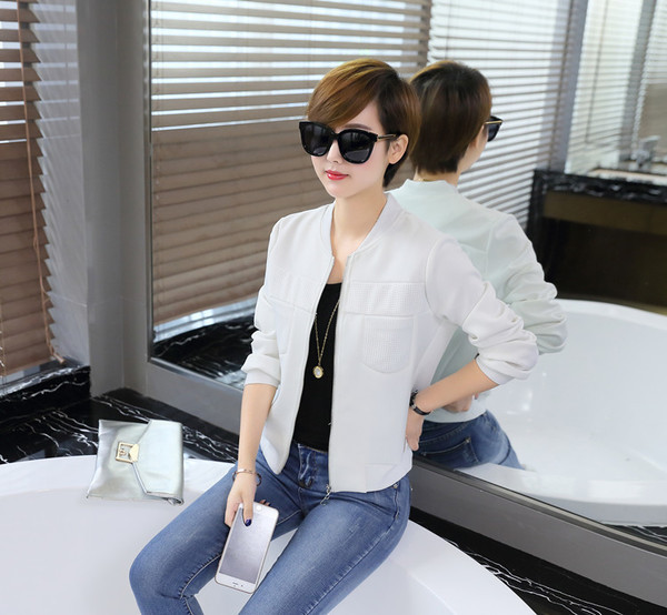 Спортно-елегантно дамско яке в изчистен модел в бял и черен цвят