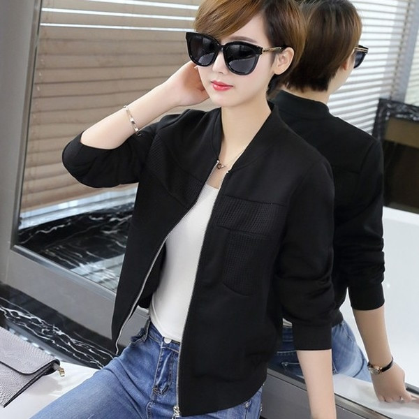 Спортно-елегантно дамско яке в изчистен модел в бял и черен цвят