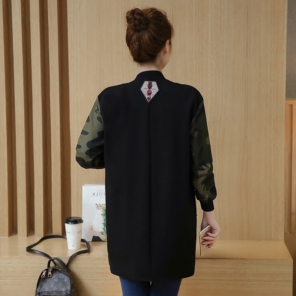 Όμορφο αθλητικό κομψό γυναικείο παλτό - μακρύ και πολύχρωμα μανίκια