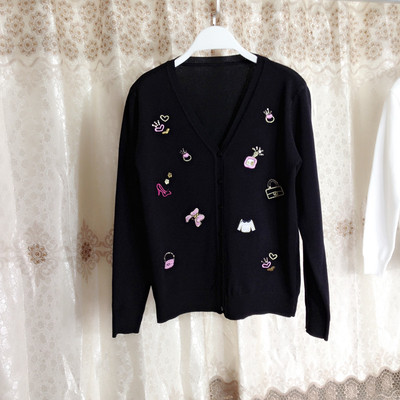 Γυναικείο  πουλόβερ σε διάφορες εικόνες και διακόσμηση