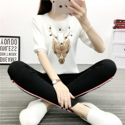 Γυναικείο  πουλόβερ σε διάφορες εικόνες και διακόσμηση