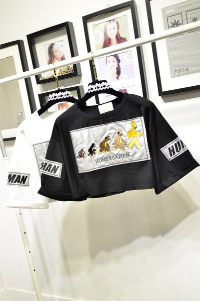 Όμορφη γυναικεία κοντή μπλούζα με εικόνα και 3/4 μανίκια, κατάλληλη για τη καθημερινή ζωή