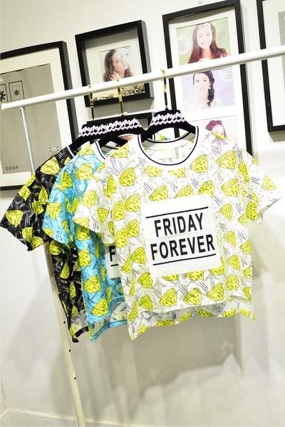 Καθημερινή σύντομη μπλούζα με επιγραφή σε τρία χρώματα