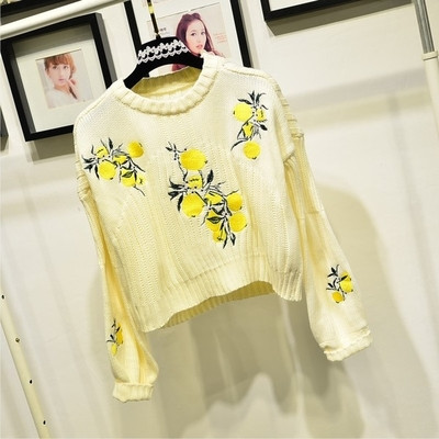 Κομψό γυναικείο πουλόβερ ε ευρύ μοτίβο με κέντημα σε κίτρινο χρώμα