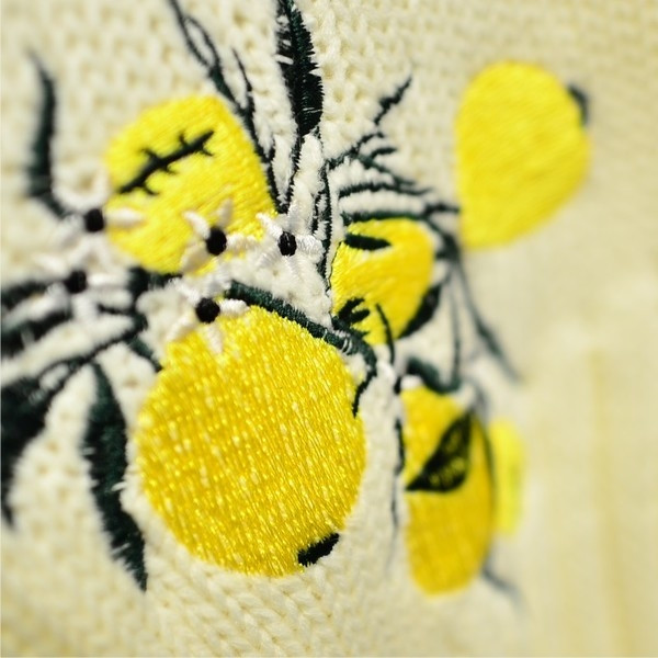 Κομψό γυναικείο πουλόβερ ε ευρύ μοτίβο με κέντημα σε κίτρινο χρώμα