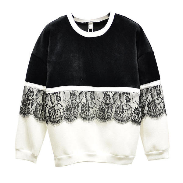 Όμορφο γυναικείο πουλόβερ σε μαύρο και άσπρο με δαντέλα και κολάρο σε σχήμα O