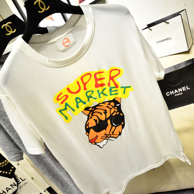 Γυναικείο  μπλουζάκι σε ευρύ μοτίβο με εικόνα και επιγραφή τίγρης