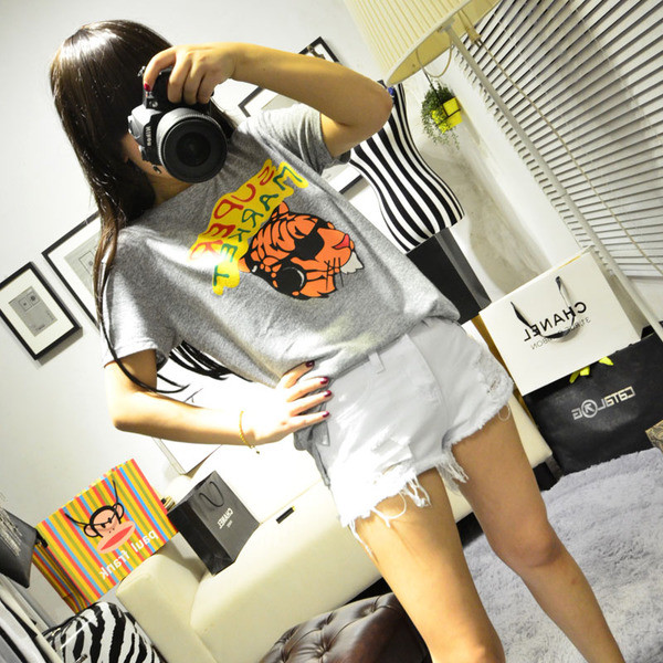 Γυναικείο  μπλουζάκι σε ευρύ μοτίβο με εικόνα και επιγραφή τίγρης