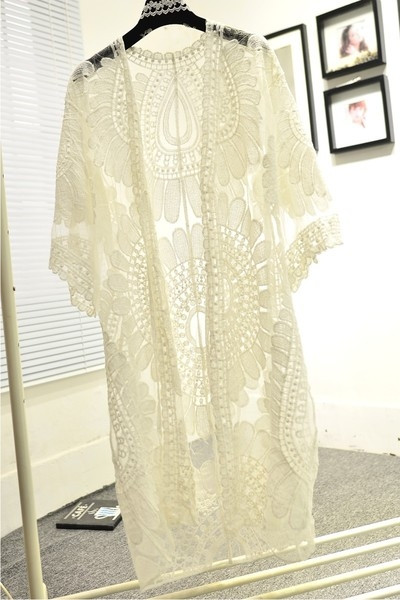 Όμορφο μακρύ  παρέο από δαντέλα σε ένα ελεύθερο μοντέλο σε λευκό χρώμα