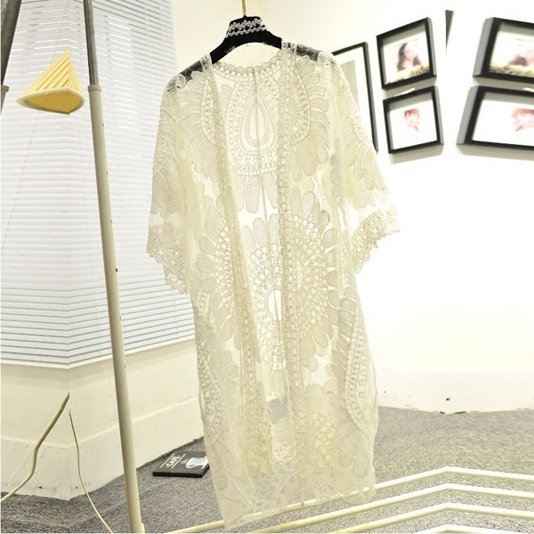 Όμορφο μακρύ  παρέο από δαντέλα σε ένα ελεύθερο μοντέλο σε λευκό χρώμα