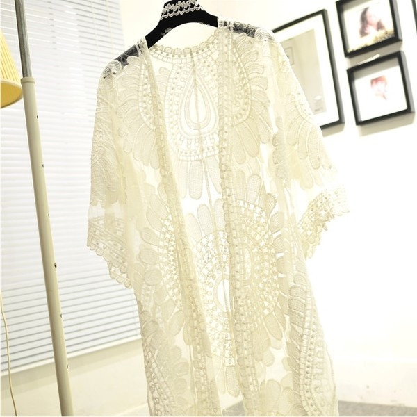 Όμορφο μακρύ  παρέο από δαντέλα σε ένα ελεύθερο μοντέλο σε λευκό χρώμα