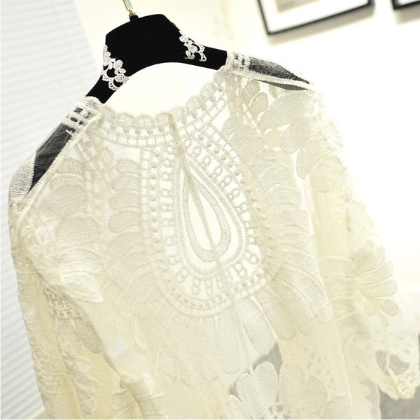 Όμορφο μακρύ  παρέο από δαντέλα σε ένα ελεύθερο μοντέλο σε λευκό χρώμα