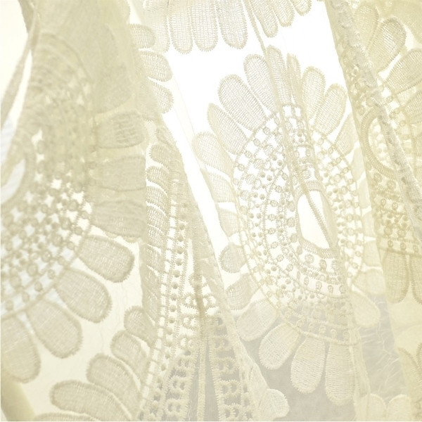 Όμορφο μακρύ  παρέο από δαντέλα σε ένα ελεύθερο μοντέλο σε λευκό χρώμα