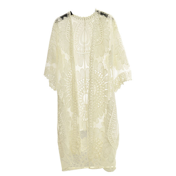 Όμορφο μακρύ  παρέο από δαντέλα σε ένα ελεύθερο μοντέλο σε λευκό χρώμα