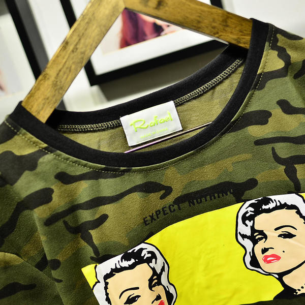 Γυναικείο T-shirt  με χρώμα καμουφλάζ με μια εικόνα κατάλληλη για τη καθημερινή ζωή