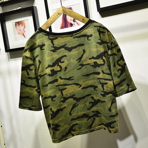 Γυναικείο T-shirt  με χρώμα καμουφλάζ με μια εικόνα κατάλληλη για τη καθημερινή ζωή