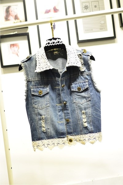 Μοντέρνο γυναικείο denim γιλέκο  με πολύ όμορφη δαντέλα