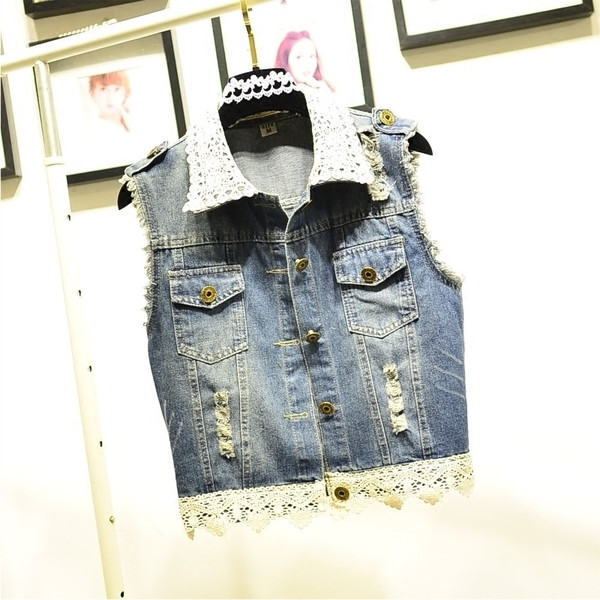 Μοντέρνο γυναικείο denim γιλέκο  με πολύ όμορφη δαντέλα