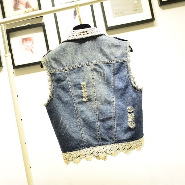 Μοντέρνο γυναικείο denim γιλέκο  με πολύ όμορφη δαντέλα