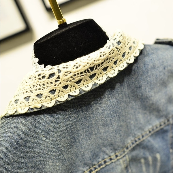 Μοντέρνο γυναικείο denim γιλέκο  με πολύ όμορφη δαντέλα