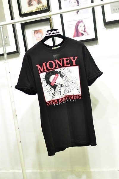 Κομψή  μακρύ γυναικεία μπλουζάκι  με ενδιαφέρουσα εκτύπωση και επιγραφή