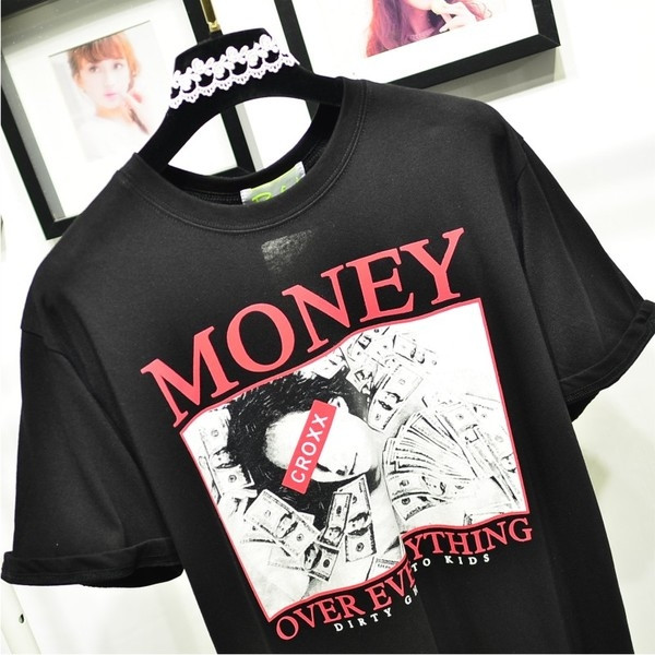 Κομψή  μακρύ γυναικεία μπλουζάκι  με ενδιαφέρουσα εκτύπωση και επιγραφή