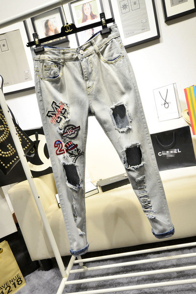 Πολύ κομψά γυναικεία τζιν με κεντήματα και σκισμένη, ψηλή μέση