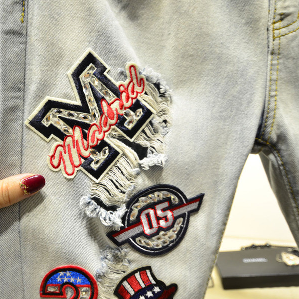 Πολύ κομψά γυναικεία τζιν με κεντήματα και σκισμένη, ψηλή μέση