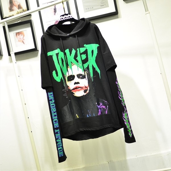 Ένα casualγυναικείο μπλουζοφόρεμα με κουκούλα και μια ενδιαφέρουσα πολύχρωμη εκτύπωση 