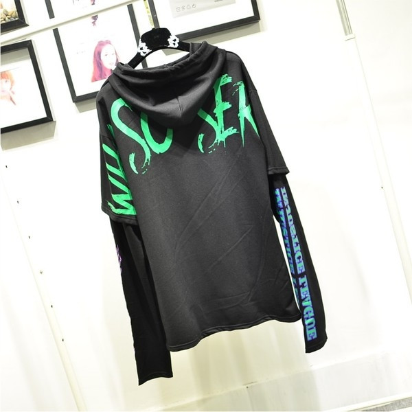 Ένα casualγυναικείο μπλουζοφόρεμα με κουκούλα και μια ενδιαφέρουσα πολύχρωμη εκτύπωση 