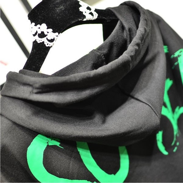 Ένα casualγυναικείο μπλουζοφόρεμα με κουκούλα και μια ενδιαφέρουσα πολύχρωμη εκτύπωση 