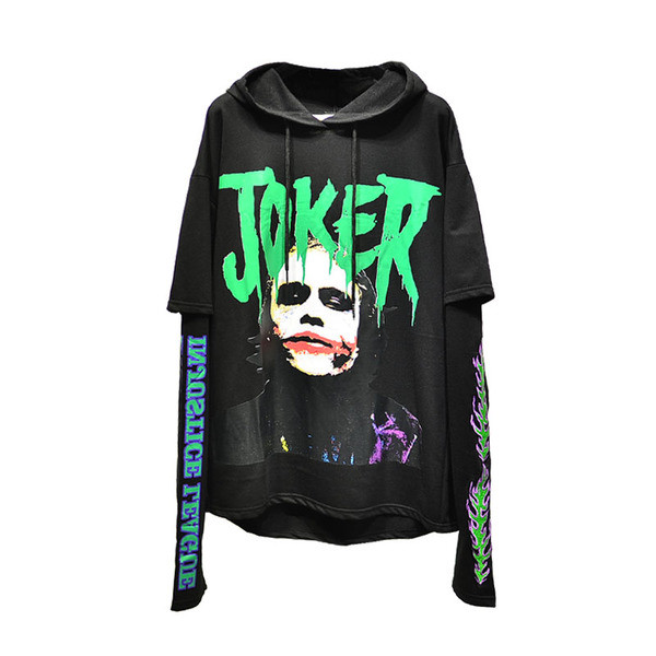 Ένα casualγυναικείο μπλουζοφόρεμα με κουκούλα και μια ενδιαφέρουσα πολύχρωμη εκτύπωση 