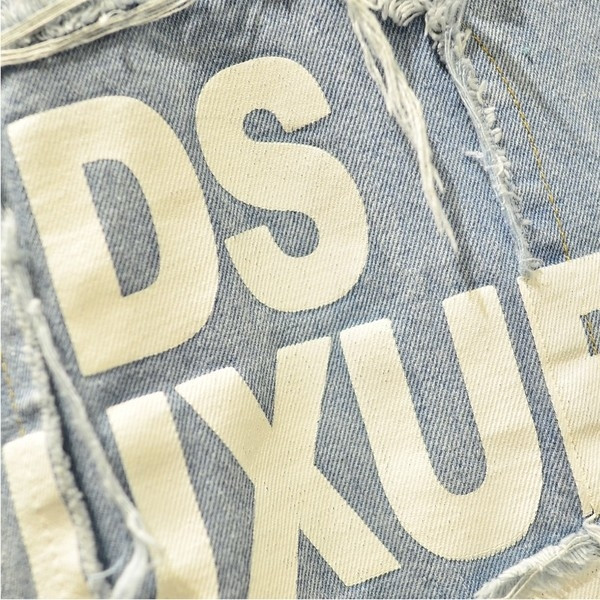 Μοντέρνο γυναικείο γιλέκο με επιγραφή - ένα σύντομο σχέδιο κατάλληλο για καθημερινή ζωή