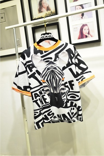 Κομψό  ​​γυναικείο μπλουζάκι με εικόνα και μανίκια 3/4 