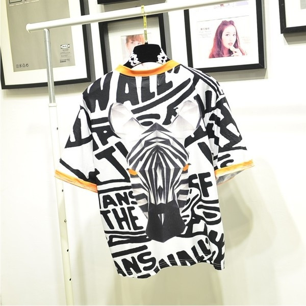 Κομψό  ​​γυναικείο μπλουζάκι με εικόνα και μανίκια 3/4 