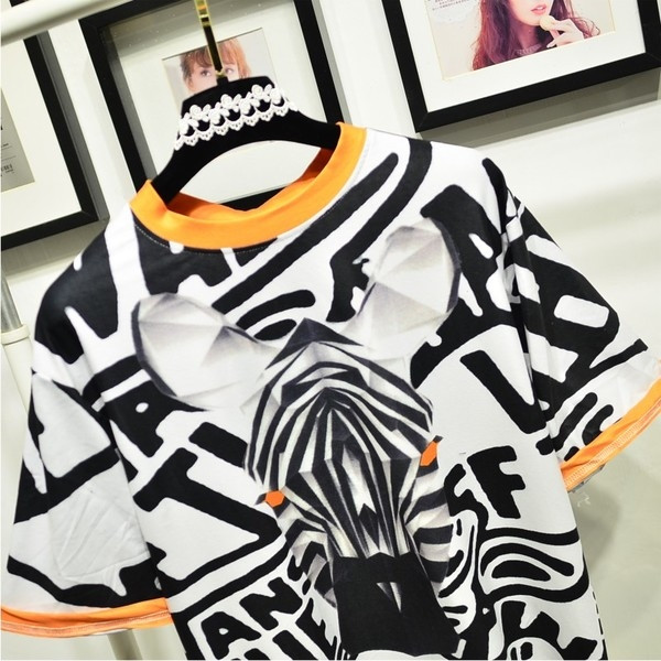 Κομψό  ​​γυναικείο μπλουζάκι με εικόνα και μανίκια 3/4 