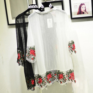 Απαλή γυναικεία ζακέτα με λουλούδια κεντήματος